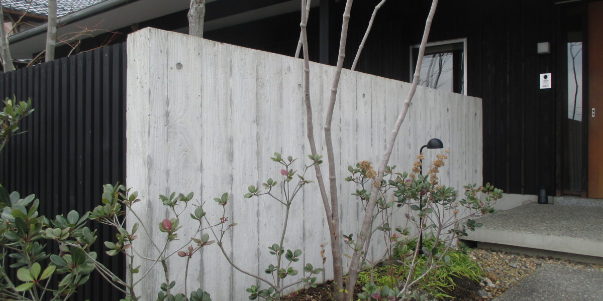 風景になじむ 木目模様のコンクリート塀 谷口工務店movグループ